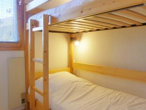 Uma ou mais camas em beliche em um quarto em Appartement Méribel, 3 pièces, 5 personnes - FR-1-182-117