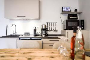 une cuisine avec une table avec des chaises et un micro-ondes dans l'établissement Smart Resorts Brilliant 603, à Winterberg