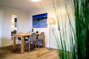ein Esszimmer mit einem Holztisch und Stühlen in der Unterkunft Smart Resorts Haus Diamant Ferienwohnung 712 in Winterberg