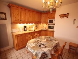 レ・セジーにあるAppartement Les Saisies, 2 pièces, 6 personnes - FR-1-293-126のキッチン(テーブル付)、キッチン(木製キャビネット付)