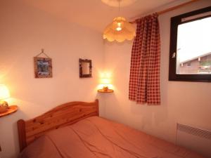 レ・セジーにあるAppartement Les Saisies, 2 pièces, 6 personnes - FR-1-293-126のベッドルーム1室(ベッド1台、ランプ2つ、窓付)