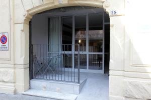 een toegang tot een gebouw met een glazen deur bij Il Convento Case Vacanze in Rapallo