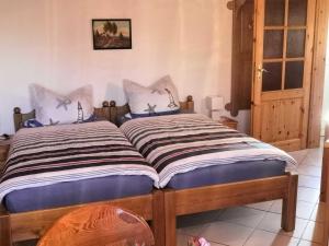 1 dormitorio con 2 camas en una habitación en Bungalow Poggendorf, en Eldena