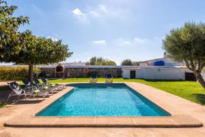 - une piscine avec des chaises longues dans l'établissement Villa Xiscu by Mauter Villas, à Ciutadella