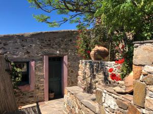 Fotografia z galérie ubytovania Garden House - Lovely Stone Built House with Panoramic View v destinácii Volissos