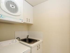 A kitchen or kitchenette at Bay Breeze (By Jervis Bay Rentals)