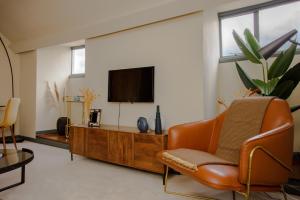 The Crescent Moon - Elegant 1BDR Flat