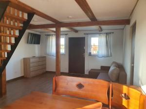 een woonkamer met een bank en een tafel bij Ośrodek Wypoczynkowy Słoneczny Brzeg in Rzeszów