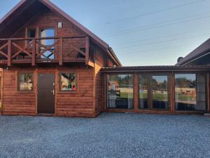 een blokhut met grote ramen en een deur bij Ośrodek Wypoczynkowy Słoneczny Brzeg in Rzeszów