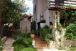 Vonkajšia záhrada v ubytovaní Apartment in Mali Losinj with terrace, air conditioning, WiFi, washing machine 4913-1
