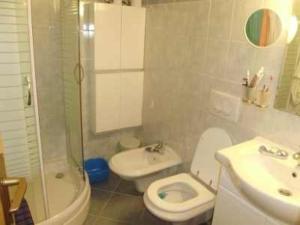 Kúpeľňa v ubytovaní Apartment in Mali Losinj with terrace, air conditioning, WiFi, washing machine 4913-1