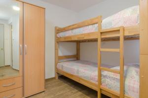 - une chambre avec 2 lits superposés et un miroir dans l'établissement Apartments Mokalo, à Orebić