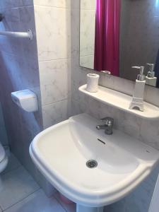 Baño blanco con lavabo y espejo en Apartment Europa,228, en Puerto de Santiago