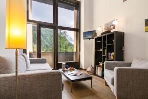 uma sala de estar com dois sofás e uma mesa em Résidence Grand Roc - Ancolies 211 - Happy Rentals em Chamonix-Mont-Blanc