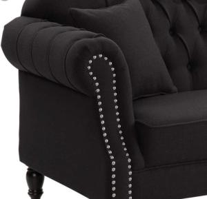 - un canapé noir avec des boutons de perles dans l'établissement Chez Vous French Farmhouse Villa 3!, à Pokolbin