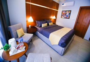 sypialnia z łóżkiem, stołem i krzesłem w obiekcie Space Express w mieście Rawalpindi