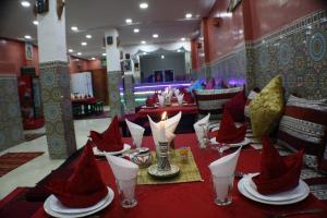 Restoran ili drugo mesto za obedovanje u objektu Hôtel Restaurant Dar Al Madina
