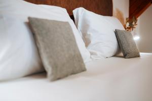 Letto o letti in una camera di KONCEPT HOTEL Löie