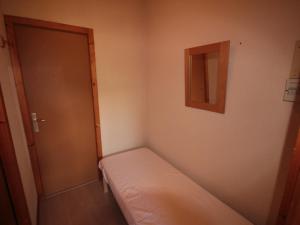 Piccola camera con letto e specchio di Appartement Hauteluce, 2 pièces, 5 personnes - FR-1-293-122 a Hauteluce