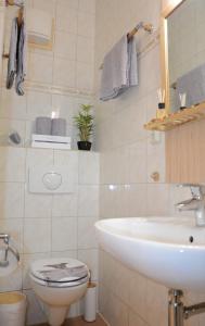 La salle de bains blanche est pourvue d'un lavabo et de toilettes. dans l'établissement Rosenwinkel Appartement im OG, à Halberstadt