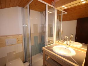 レ・セジーにあるStudio Les Saisies, 1 pièce, 2 personnes - FR-1-293-185のバスルーム(ガラス張りのシャワー、シンク付)