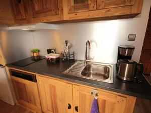 eine Küche mit einer Spüle und einer Arbeitsplatte in der Unterkunft Appartement Les Saisies, 2 pièces, 5 personnes - FR-1-293-270 in Hauteluce