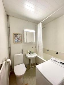 Keskusta kaksio Tuomiokirkon ja Yliopiston lähellä في توركو: حمام مع مرحاض ومغسلة