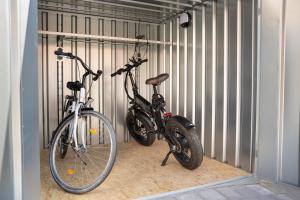 duas bicicletas estão estacionadas numa garagem em Hotel Zur Post em Bad Abbach