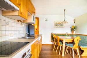 A kitchen or kitchenette at Bio-Familienbauernhof Grubsteighof