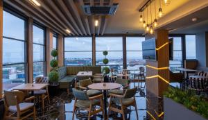 ห้องอาหารหรือที่รับประทานอาหารของ Ramada Encore by Wyndham Istanbul Avcilar
