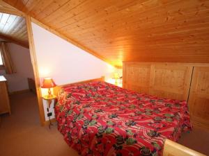 レ・セジーにあるAppartement Les Saisies, 2 pièces, 6 personnes - FR-1-293-123の木製の部屋に大型ベッドが備わるベッドルーム1室が備わります。