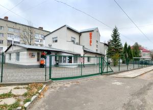 una valla frente a un edificio en Комплекс Fit Life, en Brody