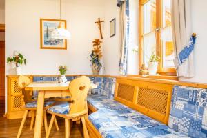 A seating area at Bio-Familienbauernhof Grubsteighof