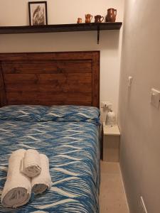 ein Schlafzimmer mit einem Bett mit Handtüchern darauf in der Unterkunft Casetta Elilù in Ostuni