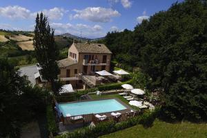 widok z lotu ptaka na dom z basenem w obiekcie La casa di Carla w mieście Fermo
