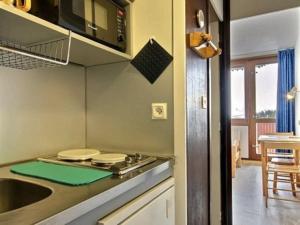 Studio La Plagne, 1 pièce, 2 personnes - FR-1-455-116にあるキッチンまたは簡易キッチン