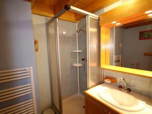 Appartement Les Saisies, 2 pièces, 6 personnes - FR-1-293-214にあるバスルーム