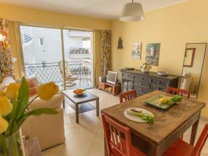 eine Küche und ein Wohnzimmer mit einem Holztisch und Stühlen in der Unterkunft Appartement Menton, 2 pièces, 4 personnes - FR-1-196-160 in Menton