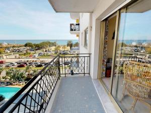 einen Balkon mit Blick auf einen Parkplatz in der Unterkunft Appartement Menton, 2 pièces, 4 personnes - FR-1-196-160 in Menton