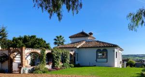 una gran casa blanca con torreta en Villa with a big garden and heated pool, en Málaga