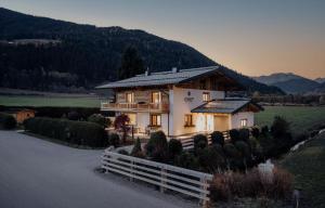 een huis met een hek ervoor bij Alpin Apartement G'ret in Flachau