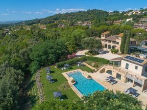 vista aerea di una casa con piscina di Le Cappuccinelle Suites&SPA a Perugia