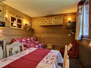 Studio Belle Plagne, 2 pièces, 4 personnes - FR-1-455-141にあるレストランまたは飲食店