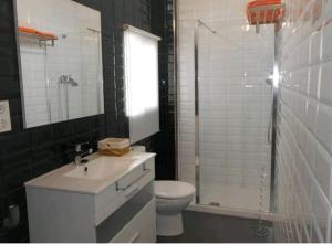 グラナダにあるAtico centroのバスルーム(トイレ、洗面台、シャワー付)