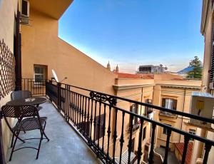 パレルモにあるElegante appartamento in centroの景色を望むバルコニー(テーブル、椅子付)