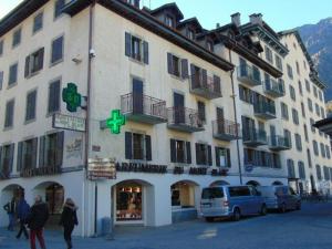 een groot wit gebouw met een groen kruis erop bij Studio Chamonix-Mont-Blanc, 1 pièce, 2 personnes - FR-1-517-23 in Chamonix-Mont-Blanc