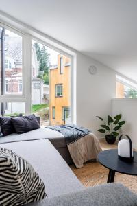 Dos camas en una habitación con una gran ventana. en Modern Villas in Plush town, en Tromsø