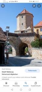 Captura de pantalla de un sitio web de un edificio con una torre de reloj en Naab-burg, en Nabburg