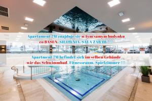 basen w środku budynku w obiekcie Apartament 7M z Basenem w jednym budynku Rewal, free private parking, Park rozrywki HOSSOLAND 30 minut w Rewalu