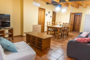 een woonkamer met een bank en een tafel bij Casa El Centro in Beceite
